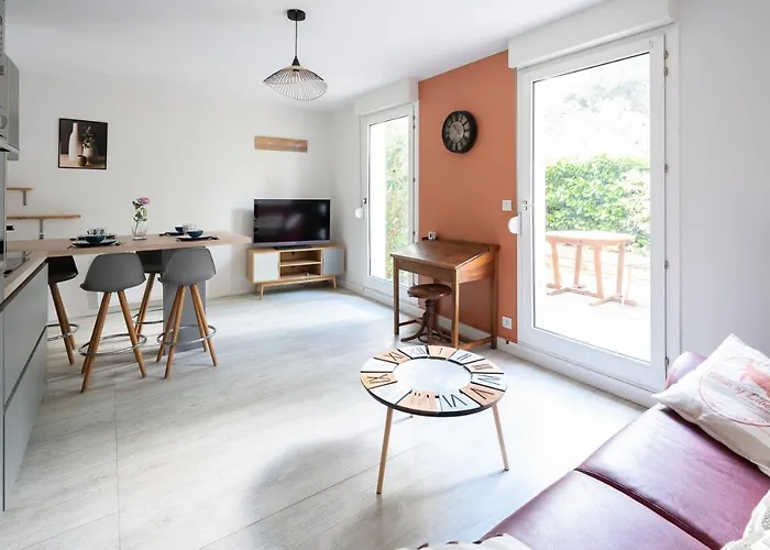 Ideal Couple Jacuzzi Et Jolie Cour Interieure Appartement