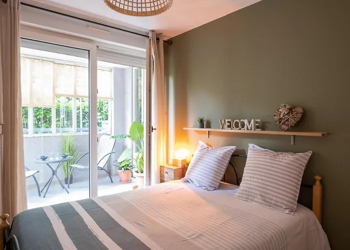 Ideal Couple Jacuzzi Et Jolie Cour Interieure Apartment