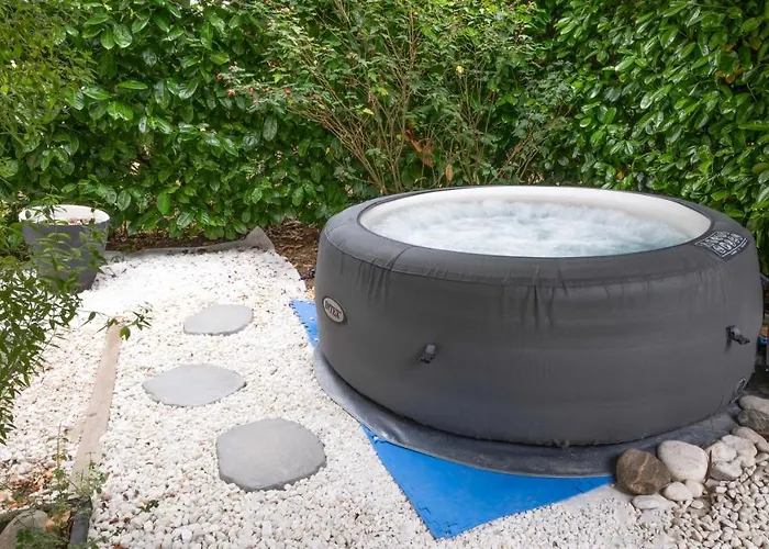 Ideal Couple Jacuzzi Et Jolie Cour Interieure Appartement