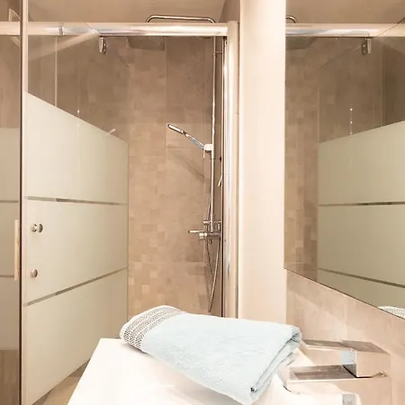 Ideal Couple Jacuzzi Et Jolie Cour Interieure Appartement