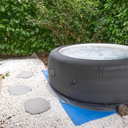 Ideal Couple Jacuzzi Et Jolie Cour Interieure Appartement