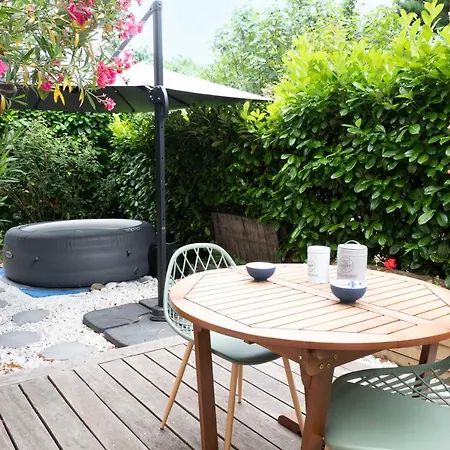 Ideal Couple Jacuzzi Et Jolie Cour Interieure Appartement *